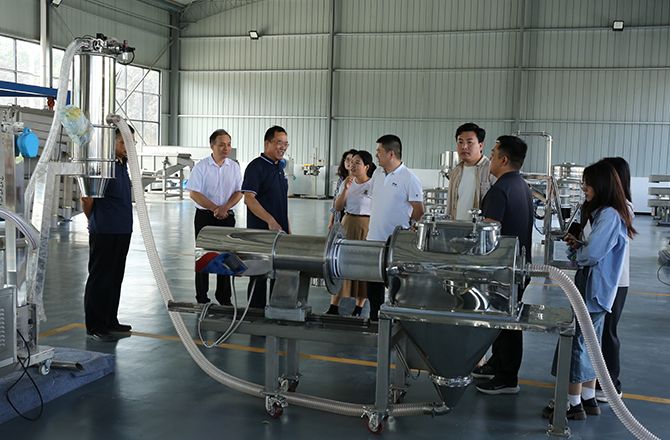 頂端新聞?dòng)浾?鄒皓羽 振動(dòng)篩分、封頭制造、金水電纜、中原農(nóng)谷，一個(gè)個(gè)都是新鄉(xiāng)市重點(diǎn)產(chǎn)業(yè)的響亮名片。 9月21日，“十大戰(zhàn)略進(jìn)行時(shí)——數(shù)智河南 豫見(jiàn)未來(lái)”采訪團(tuán)抵達(dá)新鄉(xiāng)市，深入了解該市重點(diǎn)產(chǎn)業(yè)數(shù)智轉(zhuǎn)型的產(chǎn)業(yè)布局情況。 振動(dòng)產(chǎn)業(yè)看新鄉(xiāng)，精細(xì)篩分高服強(qiáng) “常說(shuō)新飛冰箱好，以后是新鄉(xiāng)篩分好?！痹谛锣l(xiāng)市高服篩分機(jī)械有限公司，董事長(zhǎng)賀占胥是一名務(wù)實(shí)者，從1982年創(chuàng)立公司至今，他已經(jīng)在振動(dòng)篩分行業(yè)深耕了30多年。 振動(dòng)篩分行業(yè)雖是一個(gè)小眾領(lǐng)域，但在工業(yè)生產(chǎn)制造中卻發(fā)揮著關(guān)鍵作用。“篩分作業(yè)是重要的生產(chǎn)環(huán)節(jié)之一，振動(dòng)篩分設(shè)備相當(dāng)于工業(yè)之腎，可以大幅提高生產(chǎn)原材料的品質(zhì)質(zhì)量和生產(chǎn)效率?！?賀占胥表示，無(wú)論客戶提出多細(xì)微的篩分要求，我們百分百都能做好! 在賀占胥的帶領(lǐng)下，公司專注于精準(zhǔn)篩分設(shè)備的研發(fā)和制造，從概率篩分到準(zhǔn)確分級(jí)，從無(wú)塵篩分過(guò)濾到構(gòu)建智能化篩分系統(tǒng)，解決了在精細(xì)篩分領(lǐng)域眾多“卡脖子”難題，成功研發(fā)出國(guó)內(nèi)首套新型超精細(xì)氣流篩分機(jī)，隨著創(chuàng)新突破，還研制出了旋振篩、超聲篩等多項(xiàng)新產(chǎn)品，成為精細(xì)篩分行業(yè)中的領(lǐng)先者，2021年獲評(píng)國(guó)家級(jí)專精特新“小巨人”企業(yè)。 “從創(chuàng)新驅(qū)動(dòng)的角度來(lái)說(shuō)，我們目前獲準(zhǔn)有400多項(xiàng)國(guó)家專利。”高服篩分機(jī)械有限公司研發(fā)部副總王躍河表示，公司創(chuàng)新緊貼市場(chǎng)需求，在精細(xì)篩分領(lǐng)域做到了設(shè)備品種最全，用戶最廣?！懊磕晖度氲目蒲薪?jīng)費(fèi)占銷售收入的5%-7%?！?據(jù)了解，新鄉(xiāng)縣現(xiàn)有振動(dòng)設(shè)備生產(chǎn)企業(yè)334家，配套生產(chǎn)企業(yè)110余家，形成了完整的上下游產(chǎn)業(yè)鏈，全國(guó)振動(dòng)機(jī)械總產(chǎn)量60%來(lái)自新鄉(xiāng)。2022年，新鄉(xiāng)縣的振動(dòng)產(chǎn)業(yè)占全國(guó)市場(chǎng)80%。2023年4月，新鄉(xiāng)縣被中國(guó)重型機(jī)械工業(yè)協(xié)會(huì)授予“振動(dòng)之都”稱號(hào)。 來(lái)源：頂端新聞