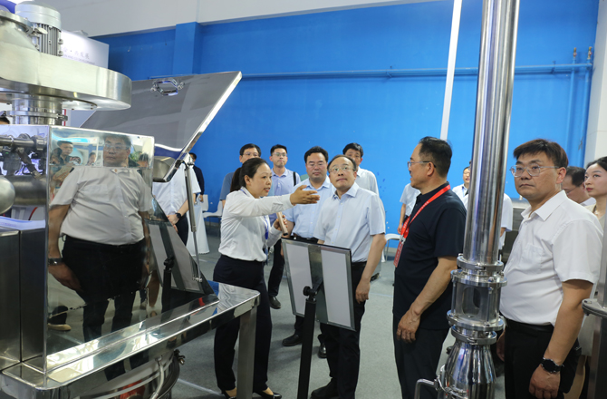 中原農(nóng)谷第二屆振動機械產(chǎn)業(yè)博覽會盛大開幕，新鄉(xiāng)市長魏建平親臨高服展區(qū)指導工作